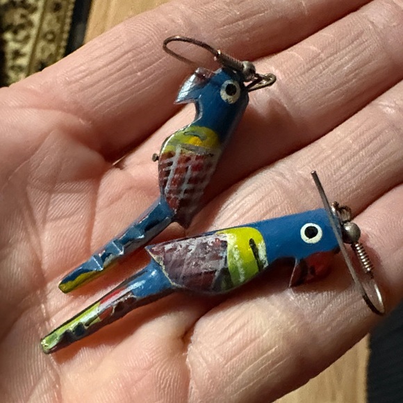 VINTAGE HANDPAINTED WOODEN MULTICOLORED PARROT DANGLE HOOK 2.3" EARRINGS - Picture 6 of 7